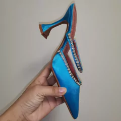 Sandália de salto alto com detalhe em strass Isa. na internet