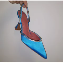 Sandália de salto alto com detalhe em strass Isa. na internet