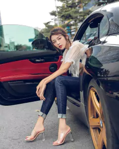 Sandália de silicone com Salto transparente Ruthe, Sandália salto alto quadrado.