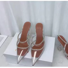 Sandália de salto alto com detalhe em strass Isa.