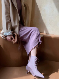 Bota de couro Ankle com Cadarço Cruzado e Salto Alto Quadrado Biby. - Clube das Coisas - Tudo para Você ficar mais Linda e Sexy