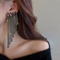 Brinco com Gota e Fios em Cascata de Strass Chloe. - Clube das Coisas - Tudo para Você ficar mais Linda e Sexy