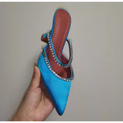 Sandália de salto alto com detalhe em strass Isa. na internet