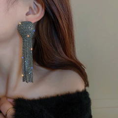 Brinco Longo de Cascata Estilo Jade Picon, Brinco Longo de Strass Hope.