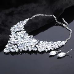 Colar com flor de cristal grande, Gargantilha de cristal com flor grande Beka. - comprar online