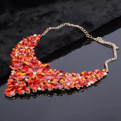 Colar com flor de cristal grande, Gargantilha de cristal com flor grande Beka.