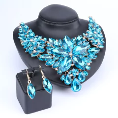 Colar com flor de cristal grande, Gargantilha de cristal com flor grande Beka.