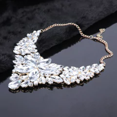 Imagem do Colar com flor de cristal grande, Gargantilha de cristal com flor grande Beka.