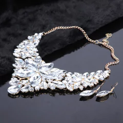 Colar com flor de cristal grande, Gargantilha de cristal com flor grande Beka.