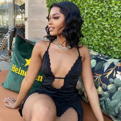 Vestido Curto Decotado com Fenda nas Pernas Isabella.