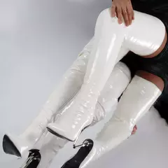 Bota Scarlett de couro brilhante acima do o joelho botas salto alto fino. - Clube das Coisas - Tudo para Você ficar mais Linda e Sexy