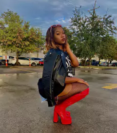 Imagem do Bota Emy acima do joelho salto alto de plataforma.