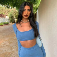 Conjunto Feminino com Top de manga e saia, Blusinha de manga e saia colada. na internet