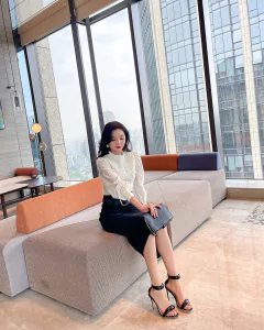 Sandália de couro metalizada de salto alto, Sandália com salto ponta de agulha Cleo. na internet