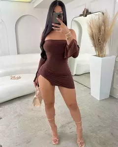 Vestido de Manga Curto com Fenda e Ombro Nu Sophia na internet