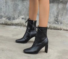 Bota de couro Ankle com Cadarço Cruzado e Salto Alto Quadrado Biby. - Clube das Coisas - Tudo para Você ficar mais Linda e Sexy