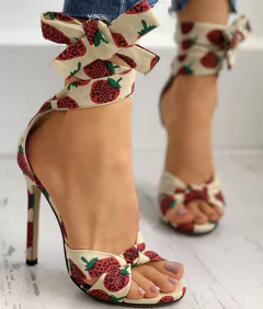 Sandália estampada Moranguinho com laço, Sandália de salto alto Escarlethe. - comprar online