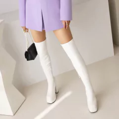 Bota Emy acima do joelho salto alto de plataforma. na internet