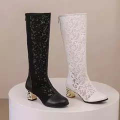 Bota Feminina Fashion salto quadrado com detalhes em Renda Ada - Clube das Coisas - Tudo para Você ficar mais Linda e Sexy