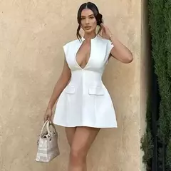 Vestido Curto Elegante Gola Quadrada Emma na internet