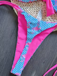 Biquíni com estampa de flamengos e detalhe em lacinho no sutiã