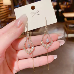 Brinco de Strass com Fio Dourado, Brinco de Strass Angel. - comprar online