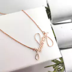 Colar com Nome Personalizado Fino e Elegante.