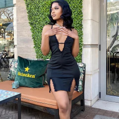 Vestido Curto Decotado com Fenda nas Pernas Isabella.