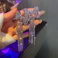 Brinco com laço e franja de Strass Mia. - comprar online