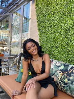 Vestido Curto Decotado com Fenda nas Pernas Isabella.