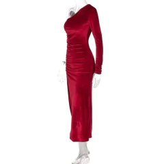 Vestido Madalena Midi Veludo com uma Manga Longa. na internet