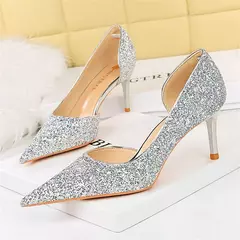 Sapato Scarpin com Detalhes em Lantejoulas e Saltos de 7cm a 10.5cm Olívia na internet