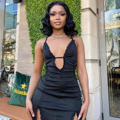 Vestido Curto Decotado com Fenda nas Pernas Isabella. - comprar online