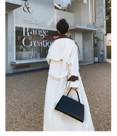 Casaco Bicolor Elegante Longo Amelya. na internet