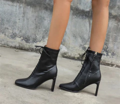 Bota de couro Ankle com Cadarço Cruzado e Salto Alto Quadrado Biby. - loja online