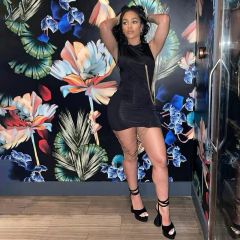 Vestido Super Sexy com Decote Lateral e Fios de Tricô Dourado. - comprar online