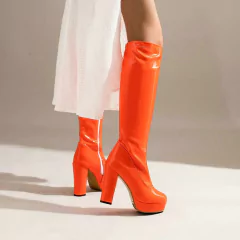 Bota Elizabeth altura do joelho salto plataforma quadrado alto. na internet