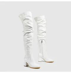 Bota de couro em relevo Cano Super Alto com Salto Grosso Betany. - comprar online