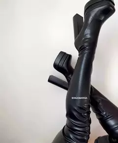 Bota Emma cano longo acima do joelho salto alto grosso de plataforma.