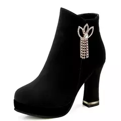 Bota Feminina Linda Cano Curto com detalhes em Strass e Salto Grosso Adell - loja online