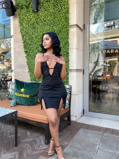 Vestido Curto Decotado com Fenda nas Pernas Isabella. - loja online