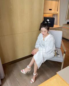 Sandália de couro metalizada de salto alto, Sandália com salto ponta de agulha Cleo. na internet