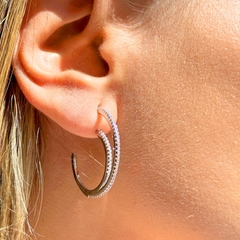 Brinco Argola zirconia branca (arco)