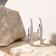 Brinco Argola zirconia branca (arco) - Tigresse Acessórios