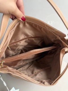 Bolsa Pavão de Ouro de Ombro Essencial Bege na internet