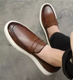 Mocassins de couro em relevo masculinos, slip-on, sola grossa, sapatos casuais na internet