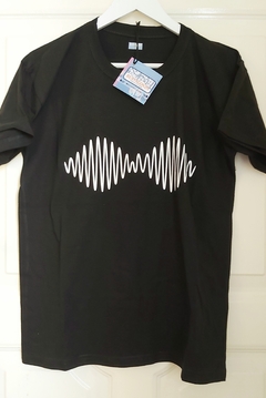 Remera Unisex Arctic Monkeys Logo AM [Varios colores] - Beatagonia Store