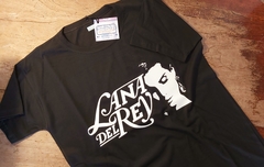 Remera Unisex Negra Lana Del Rey Logo Stencil - Beatagonia Store
