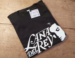 Remera Unisex Negra Lana Del Rey Logo Stencil en internet