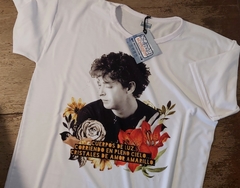 Remera Unisex Gustavo Cerati con Flores Amor Amarillo en internet